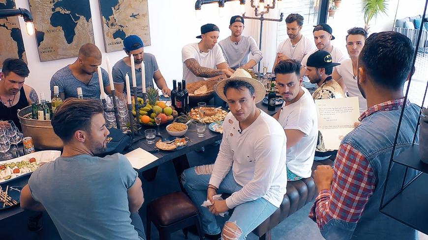 Nach den Aufregungen der letzten Stunden haben die Jungs sich gemeinsam im Wohnbereich versammelt. Jorgo liest eine Nachricht der Bachelorette vor.