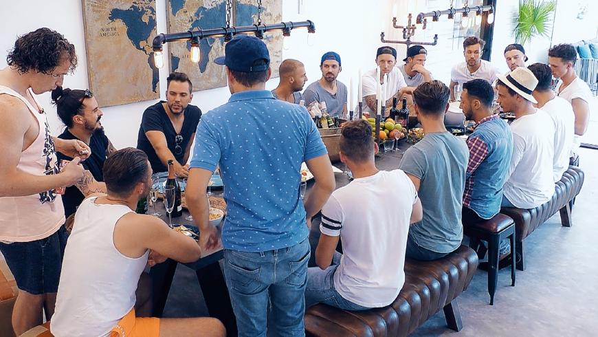 Die Jungs haben sich in ihrer Villa schon eingelebt und freuen sich auf die Begegnung mit der Bachelorette.