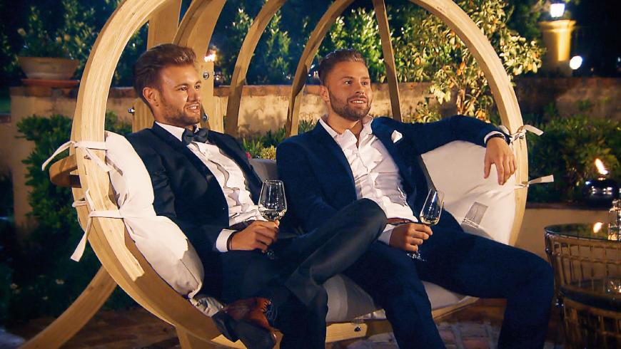 Daniel (l.) und Kevin (r.) haben es sich im Garten der Bachelorette-Villa gemütlich gemacht und begutachten die Konkurrenz.