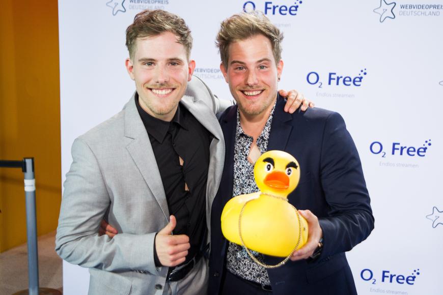 Die Zwillinge Dennis und Benni Wolter moderieren die Webshow „World Wide Wohnzimmer“. Dort nehmen sie andere YouTuber aufs Korn. Eine beliebte Rubrik der Sendung ist beispielsweise „Ich hate da mal eine Frage“, wo sich Influencer schonungslosen und teilweisen perversen Zuschauerfragen stellen müssen.