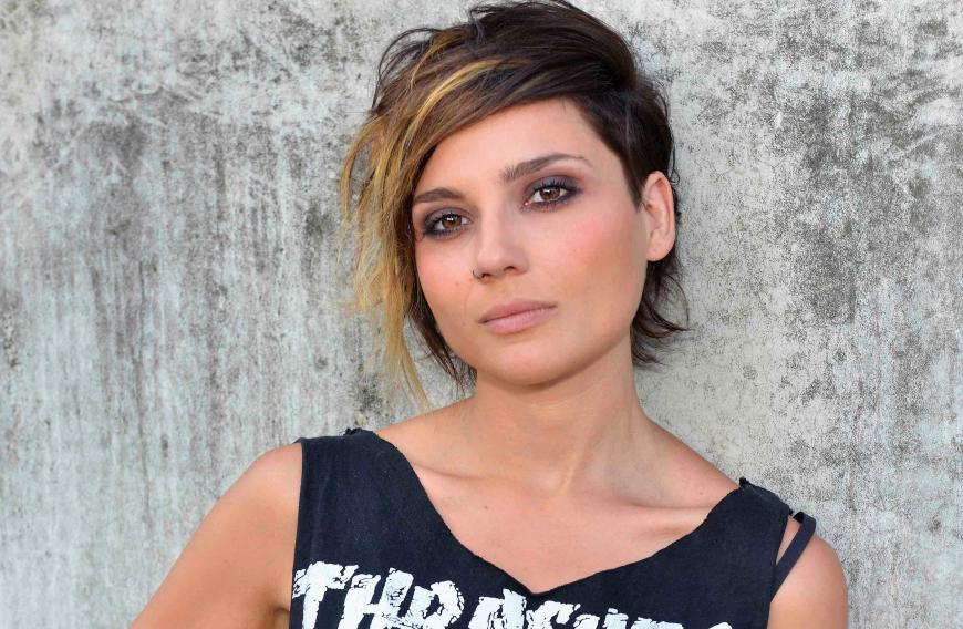 Schauspielerin Linda Marlen Runge tauchte das erste Mal 2013 im beliebten GZSZ-Kolle-Kiez auf. Sie schlüpfte in die Rolle der rockigen Anni Brehme. Mit ihrem plötzlichen Ausstieg schockte sie die eingefleischten Serienfans. Aber: Linda hat ein Comeback nicht ausgeschlossen! Juhu!