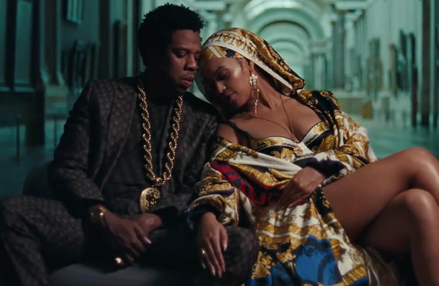 Auch wenn es noch kein offizielles Baby-Statement von Beyoncé und Jay-Z gibt, wollen Fans dennoch eine versteckte Botschaft seitens der werdenden Eltern erkannt haben.