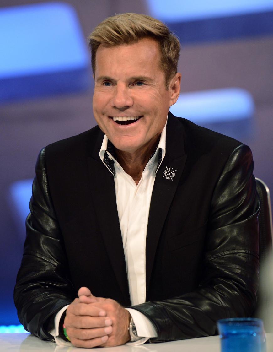 Es ist Dieter Bohlen! Das strahlende Lächeln hat sich der DSDS-Juror bis heute bewahrt.