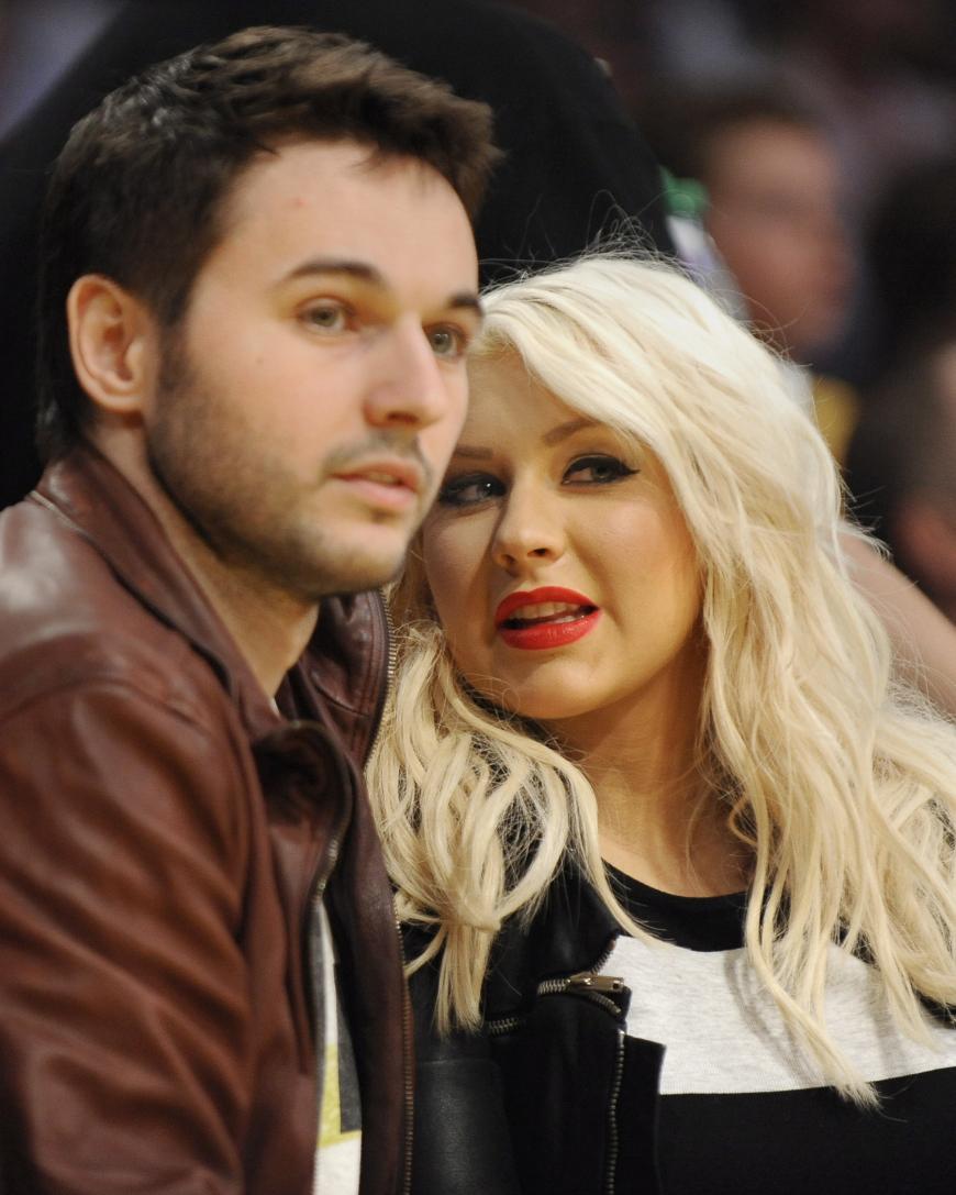 Seit fünf Jahren ist Christina mit Matt Rutler verlobt. Doch ein Happy End ist nicht in Sicht. „Sie schreien sich ständig an. Es gibt keinen Tag ohne Zoff“, verrät ein Insider. Das Beziehungs-Drama soll unter anderem für die Fress-Attacken der 37-Jährigen verantwortlich sein.