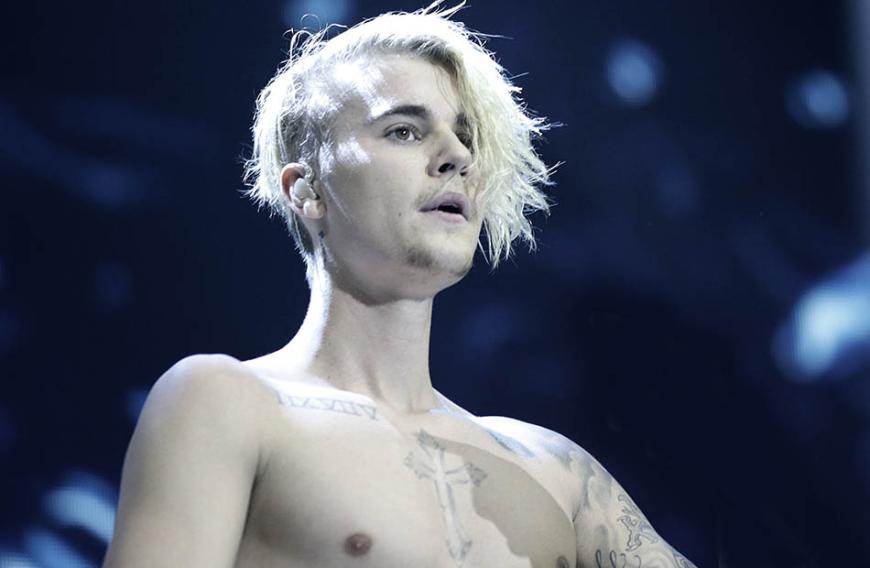 Freunde aus dem Umfeld von Justin und Ex Selena Gomez wollen wissen, dass der „Sorry“-Interpret noch immer an Sel hängt.