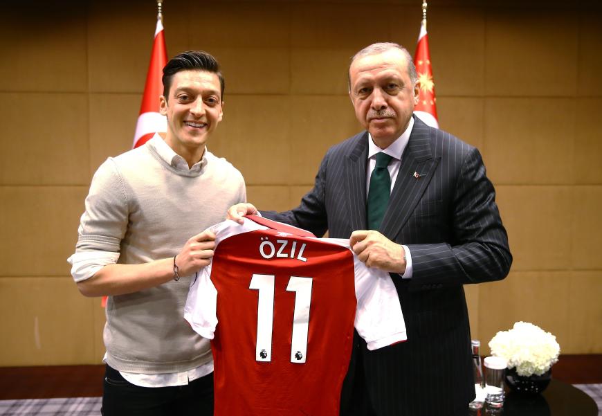 Nach dem umstrittenen Bild mit dem türkischen Präsidenten Recep Tayyip Erdogan, das am 13. Mai in London mit dem Fußballer Mesut Özil entstanden ist, hagelte es mächtig Kritik für den Sportler. 