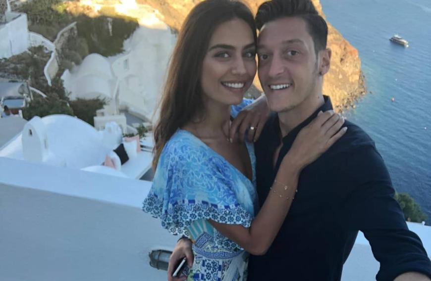 Sie pfeift auf die Kritik: Amine Gülse steht im Netz ganz klar zu ihrem Freund Mesut Özil!