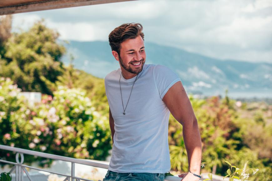 Liebes-Lügner? 20 Singles kämpfen um die Bachelorette. Doch einer treibt angeblich ein falsches Spiel! Dennis Zrener soll eine Freundin haben! Ein Insider steckte Promiflash, dass er – während der Dreharbeiten auf Korfu – in einer festen Beziehung gewesen sein soll. Ist der 25-Jährige deshalb so zurückhaltend gegenüber Nadine?
