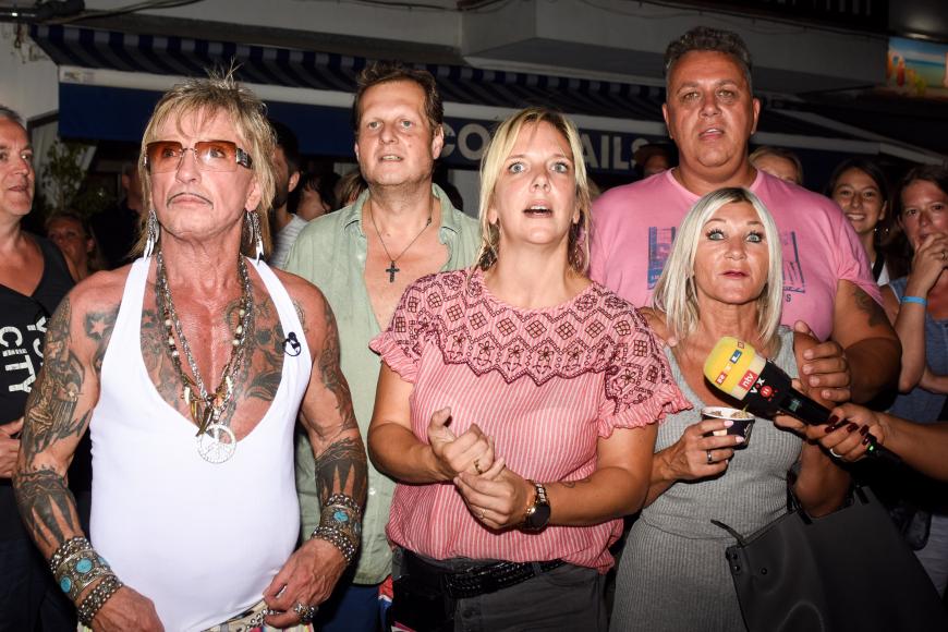 Oh weia! Beim gemeinsamen Rudelgucken auf Mallorca mit Jens und Daniela Büchner sowie Frank und Heike Fussbroich, ließ Bert (l.) ordentlich Dampf ab.