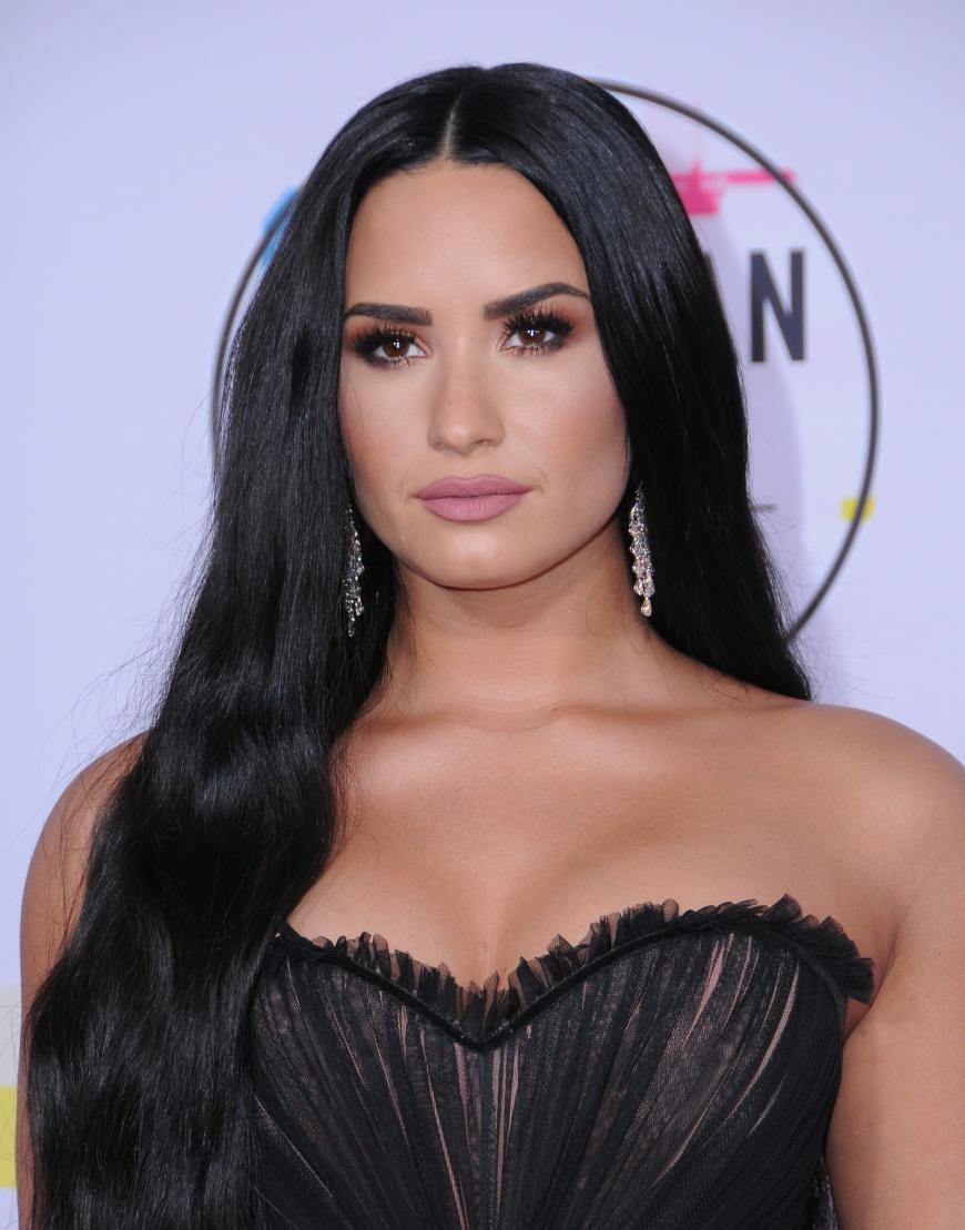Während US-Popstar Demi Lovato nach ihrer Drogen-Überdosis bewusstlos im Bett lag, alarmierte eine äußerst gefasste Anruferin die Rettung. 