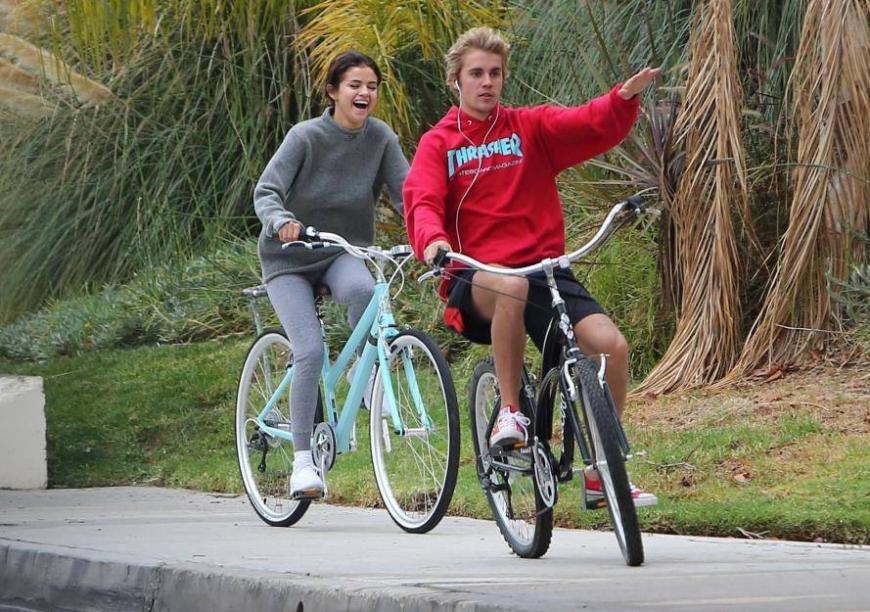 Dabei wurden Selena Gomez und Justin Bieber noch Anfang des Jahres turtelnd abgelichtet ...