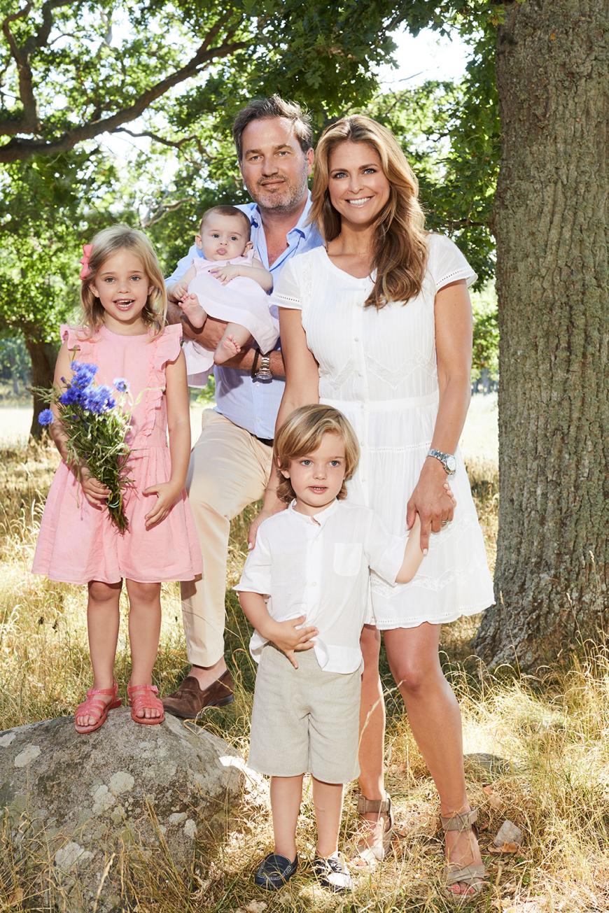 Prinzessin Madeleine und Chris O'Neill mit ihren drei Kindern. Prinzessin Leonore (r.), Baby Adrienne und Prinz Nicolas.