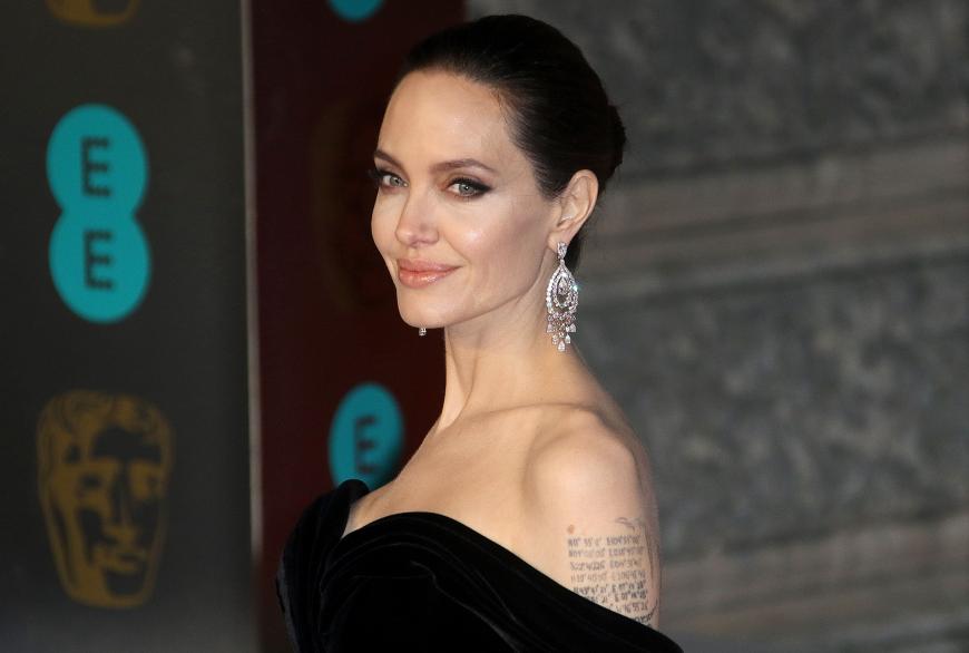 Ernsthaft? Angelina Jolie soll laut einem Insider über weiteren Nachwuchs nachdenken. Angeblich will die Schauspielerin ein viertes Kind adoptieren.