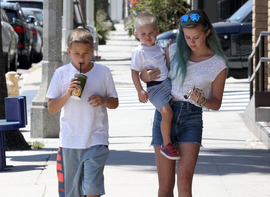 Reese Witherspoons drei Kinder Ava (15, r.), Deacon (11, l.) und Tennessee (2, Mitte). Die älteren Kids stammen aus der Ehe mit Ryan Philippe, die 2007 nach acht Jahren scheiterte.