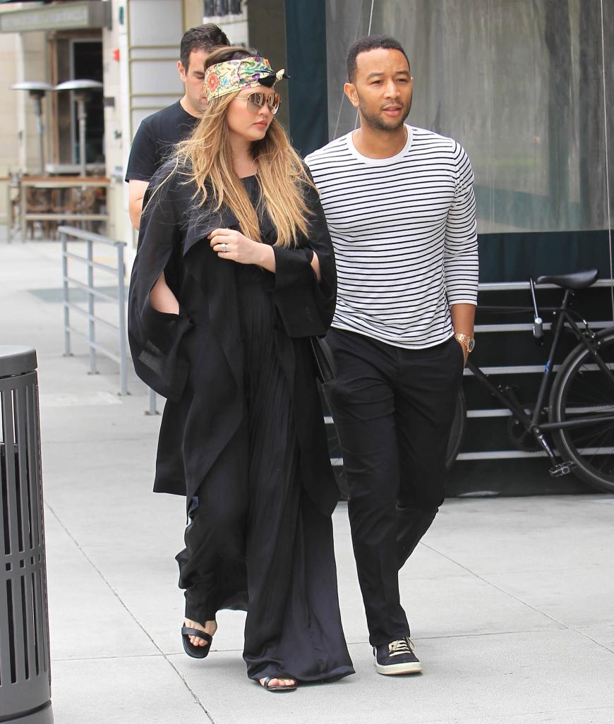 Chrissy Teigen und John Legend wollten eigentlich ihren ersten Urlaub zu viert genießen. Doch die Urlaubsfreude wurde von einem Erdbeben auf Bali überschattet. 