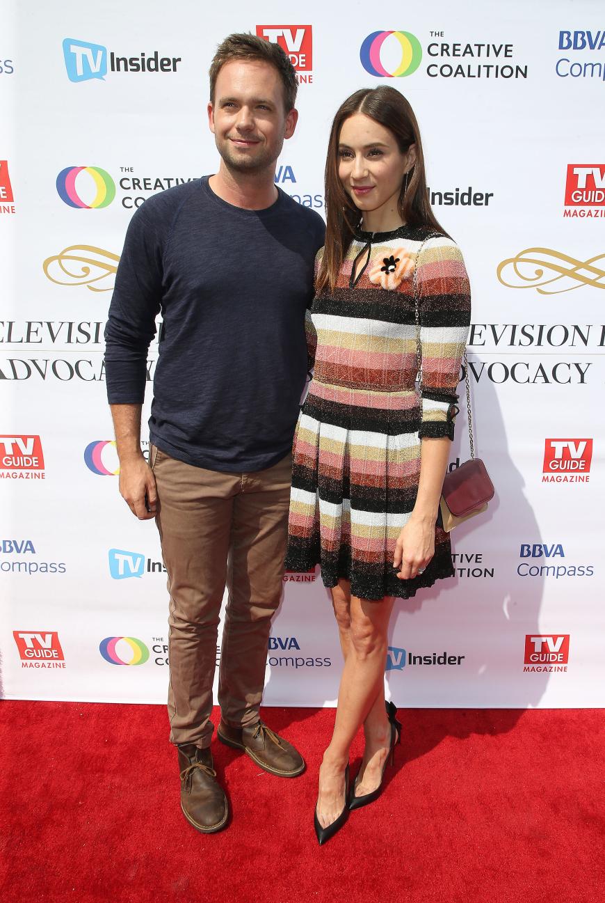 Awww! Wenn die Gerüchte stimmen, dann sollen „Suits“-Darstellter Patrick J. Adams und „Pretty Little Liars“-Star Troian Bellisario Nachwuchs erwarten. 