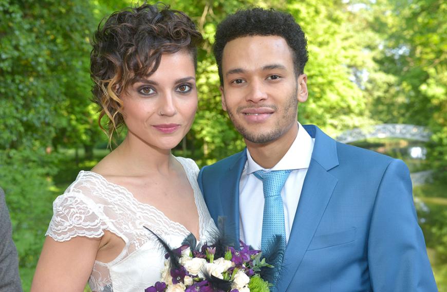 Folge 5799, 03. August 2015: Obwohl Amar Akram, gespielt von Thando Walbaum, unsterblich in Lilly Seefeld, gespielt von Iris Mareike Steen, verliebt ist, gibt er Anni Brehme, gespielt von Linda Marlen Runge das Jawort. Hintergeht er die rockige Anni etwa? Nein! Die Fake-Hochzeit ist abgesprochen, damit Amar in Deutschland bleiben kann. In der Folge beweist Anni einmal mehr, was für ein großes Herz sie hat.