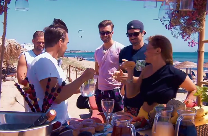Sogar am Strand in der gleißenden Sonne werden die Bachelorette und ihre Kerle zum Trinken animiert. „Das macht einen redseliger, offener und spaßiger. Man sieht ja gefühlt nichts anderes mehr, als dass der Alkohol fließt. Traurig!“, so Ex-„Bachelor“-Kandidatin Janika.