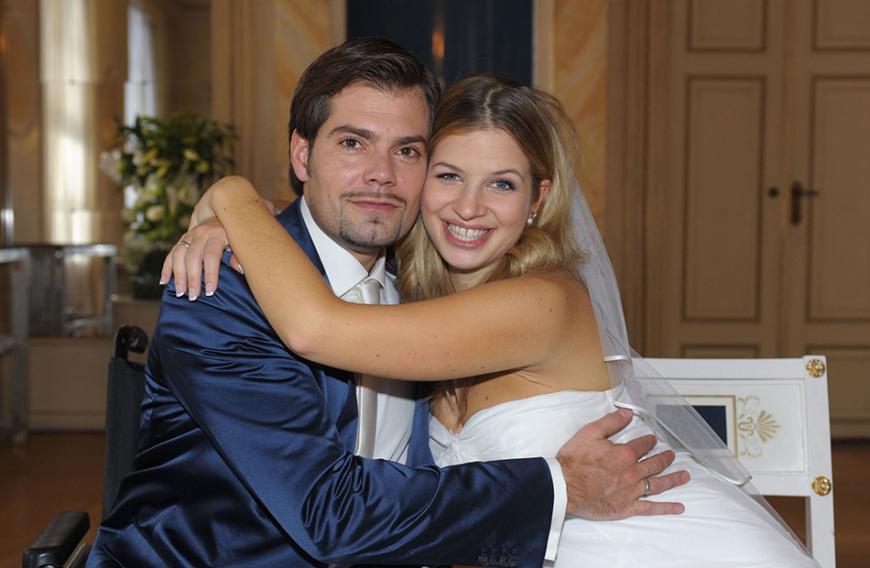 Folge 4435, 22. Februar 2010: Sie waren das absolute Traumpaar bei GZSZ: Verena Koch, gespielt von Susan Sideropoulos, und Leon Moreno, gespielt von Daniel Fehlow. 2010 sorgen die beiden Serienfiguren mit ihrer Hochzeit für Taschentuch-Alarm bei den Fans. Noch heute trauern die eingefleischten GZSZ-Fans dem Paar hinterher!
