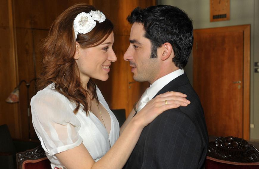 Folge 4651, 06. Januar 2011: Für Dascha, gespielt von Lena Ehlers, war es ganz schön turbulent, bevor sie mit Tayfun vor de Traualtar treten konnte. Denn: Sie hatte keine Aufenthaltsgenehmigung in Deutschland und Stress mit Tayfuns Ex gab es auch noch. Am Ende gibt es natürlich ein Happy End und Dascha und Tayfun geben sich ganz romantisch das Jawort.