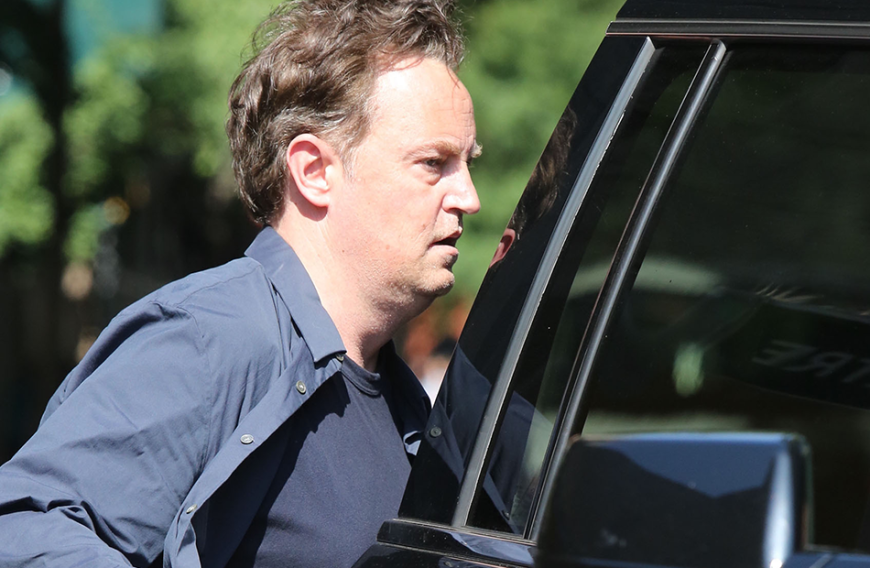 „Matthew musste sich aufgrund einer Perforation des Magen-Darm-Traktes operieren lassen“, bestätigte ein Pressesprecher von Matthew Perry gegenüber dem amerikanischen „People“-Magazin.