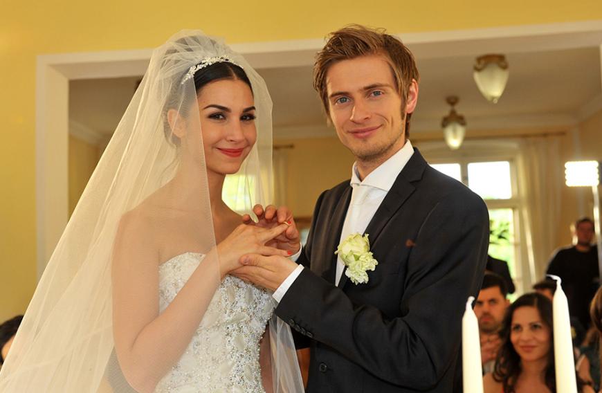 Folge 5044, 25. Juli 2012: Auf dem Foto strahlen Ayla, gespielt von Sila Sahin, und Philip, gespielt von Jörn Schlönvoigt, überglücklich in die Kamera. Anfangs sieht es bei den beiden aber nicht so rosig aus. Denn: Philip will seine Liebste eigentlich gar nicht heiraten, weil er zeugungsunfähig ist. Der Strahlemann weiß damals genau, das Aylas größter Wunsch eine eigene Familie ist. Am Ende geht aber alles gut aus.