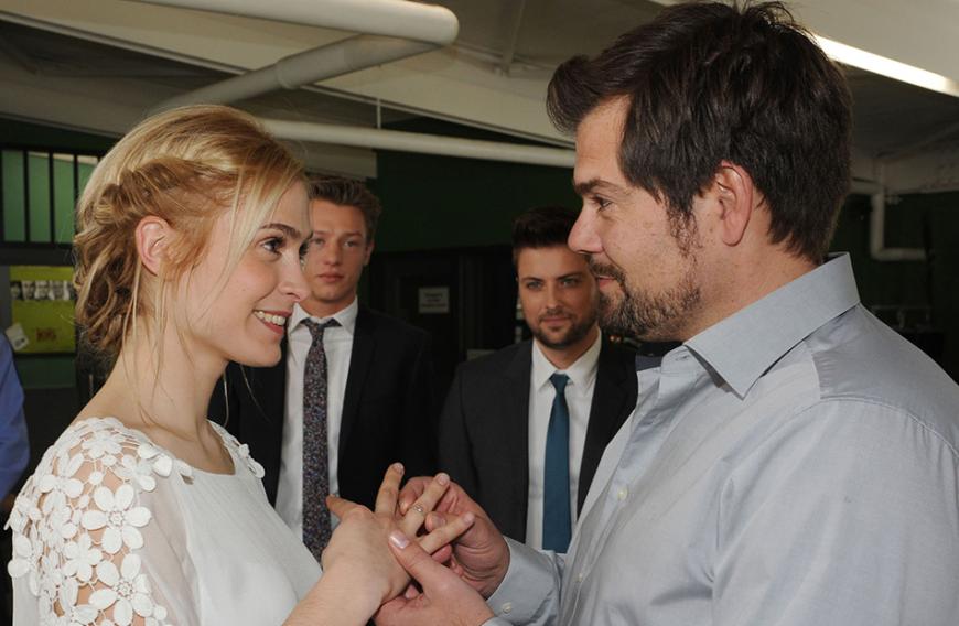 Folge 5777, 02. Juli 2015: Auch wenn die Location alles andere als schön ist, ist die Hochzeit von Sophie Lindh, gespielt von Lea Marlen Woitack, und Leon Moreno, gespielt Daniel Fehlow, sehr emotional. Obwohl Leon im Gefängnis sitzt – und keiner weiß, wann er dort wieder rauskommt – zögert Sophie keine Sekunde, ihm die ewige Liebe zu schwören. Einfach romantisch!