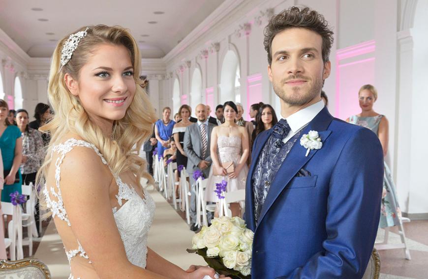 Folge 6257, 17. Mai 2017: Zum 25. GZSZ-Jubiläum haben sich die Macher eine ganz besonders dramatische Hochzeit ausgedacht. Sunny, gespielt von Valentina Pahde, will ihrem Liebsten Felix, gespielt von Thaddäus Meilinger, endlich das Jawort geben. Zu dem Zeitpunkt hat sie jedoch noch keine Ahnung, dass Felix sie seit Wochen hintergeht! Es kommt zur romantischen Trauung, doch danach kippt die Stimmung…