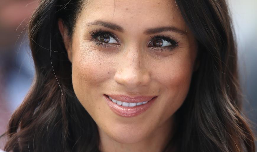 War sie in Wahrheit schon immer verrückt nach Royals? Kurz vor ihrer Hochzeit mit Prinz Harry tauchte ein Foto auf, das Meghan als 15-Jährige vor dem Buckingham Palace zeigt. Außerdem soll Meghan viele Bücher über Prinzessin Diana gelesen haben.