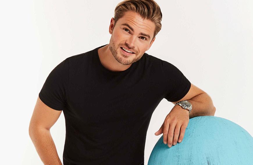 Johannes Haller (flog einen Tag vor dem Finale raus) ist was fürs Auge! Der Bachelorette-Liebling konnte bei Jessica Paszka zwar nicht punkten, aber in der Liebe läuft es aktuell trotzdem richtig gut. Johannes ist glücklich vergeben – ob er einem Flirt im Container widerstehen kann?
