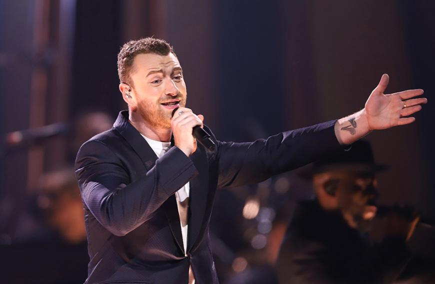 Oh, oh! Sam Smith sollte sich aktuell wohl keine Kommentare im Netz durchlesen. Denn: Er wird total kritisiert...