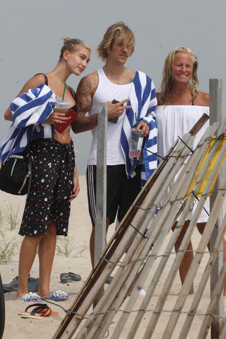 Mit den Fans auf Augenhöhe - auch im Urlaub lassen sich Justin und Hailey zu Fotos hinreißen.