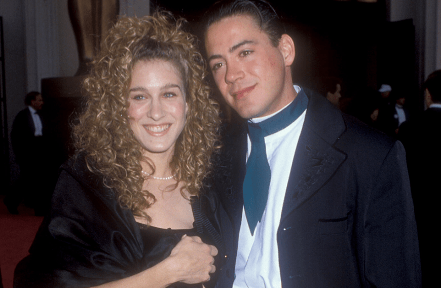 Robert Downey Jr. und Sarah Jessica Parker (1984 - 1991)
Die Liebesgeschichte von Robert und Sarah begann ganz romantisch im Jahr 1984 bei den Dreharbeiten zum Film „Moving in - Eine fast intakte Familie“. Die beiden Schauspieler verliebten sich und blieben sieben Jahre lang ein Paar - doch die Beziehung wurde von Roberts Drogensucht überschattet. „Er erzählte mir recht früh in unserer Beziehung von seinem Drogenproblem. Ich hatte nicht geglaubt, dass seine Abhängigkeit unserer Beziehung etwas anhaben könnte. Ich lag sowas von falsch“, erklärte Parker Jahre später in einem Interview. 1991 zog sie schließlich den Schlussstrich.