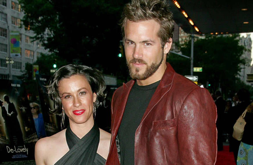 Ryan Reynolds und Alanis Morissette (2002 - 2007)
Vor seiner Ehe mit Blake Lively war Ryan Reynolds, vor allem in seinen jungen Jahren in den Neunzigern, ein echter Frauenheld. Lediglich mit Sängerin Alanis Morissette ging der Hollywood-Hottie damals eine ernsthafte Beziehung ein. 2004 kam es sogar zur Verlobung, doch 2007 scheiterte das Liebesglück des Paares. Alanis’ Herzschmerzsong „Torch