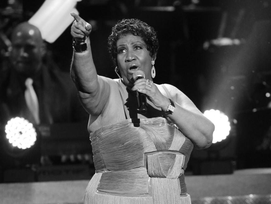 Trauer um Aretha Franklin: Wie ihr Pressesprecher bestätigte, starb die Soul-Queen am Morgen des 16. August 2018 in ihrem Zuhause in Detroit. Die 76-Jährige war ihrem Bauchspeicheldrüsenkrebs erlegen. Ihre Karriere dauerte mehr als 60 Jahre, mit Hits wie
