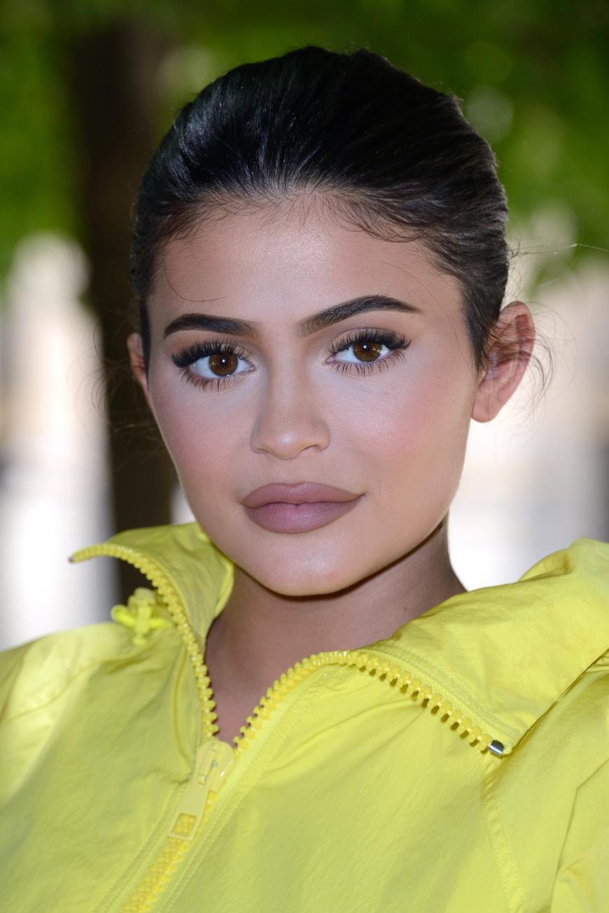 Die vollen und perfekt geschminkten Lippen werden zu Kylies Markenzeichen. Mit 18 Jahren steigt sie ins Beauty-Business ein und gründet ihre eigene Kosmetiklinie