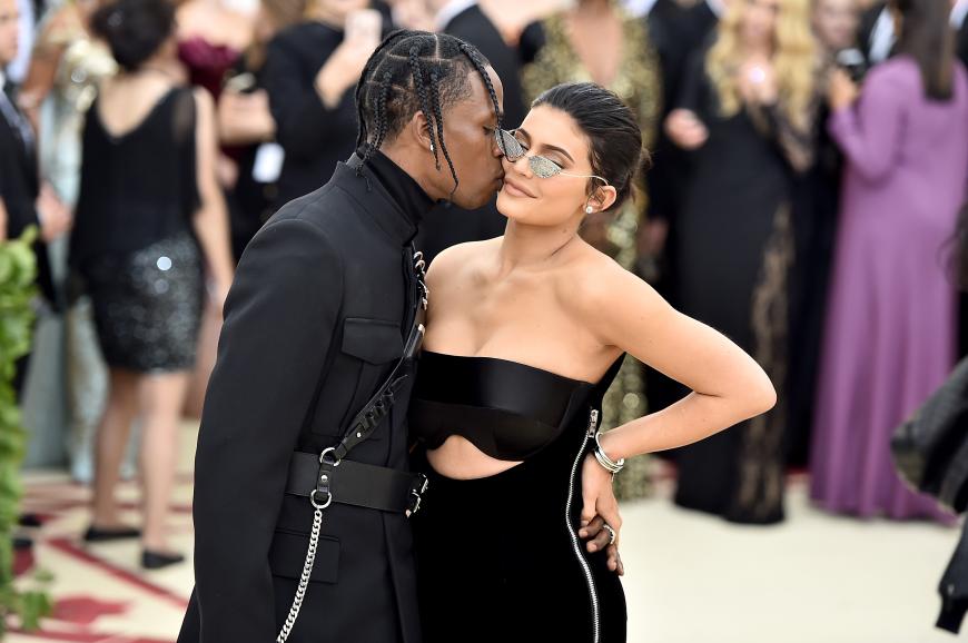 Ihr Red-Carpet-Debüt gibt das Paar bei der berühmten Met-Gala in New York - und Kylie ist wieder dunkelhaarig.