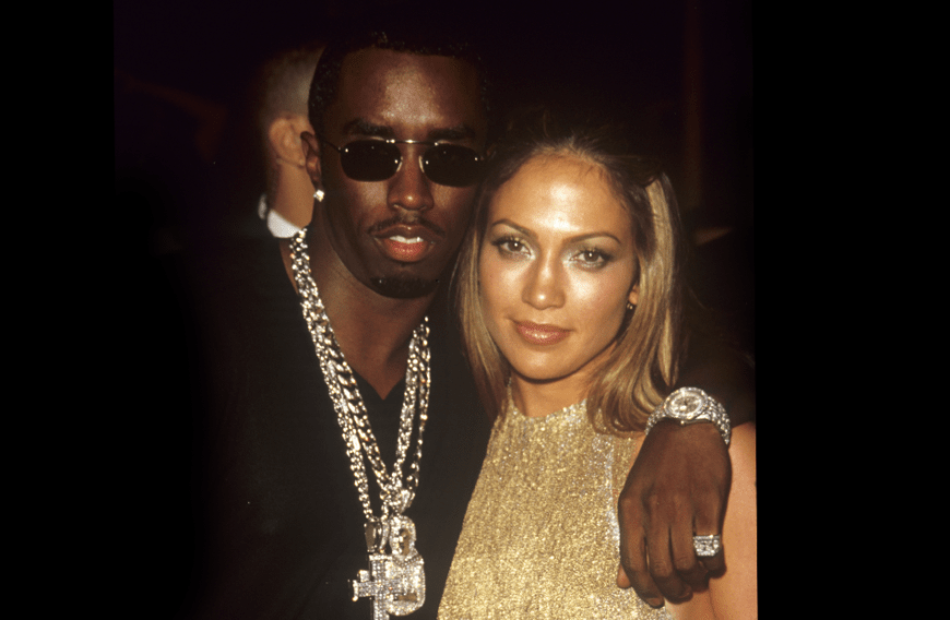 P Diddy und Jennifer Lopez (1999 - 2001)
Die Liebesgeschichte von Jennifer und Sean Combs, wie P. Diddy mit gebürtigem Namen heißt, begann im Jahr 1999, während JLo gerade an ihrem ersten Studioalbum „On The 6“ arbeitete. Die Beziehung hielt knapp zwei Jahre, bis es im Jahr 2001 schließlich zur Trennung kam. Laut Jen soll Diddy untreu gewesen sein.