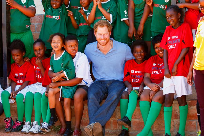 Schon seit Jahren setzt Harry sich für Kinder in Afrika ein, hat seit 2006 sogar eine Stiftung, die sich um Aids-Waisen kümmert.