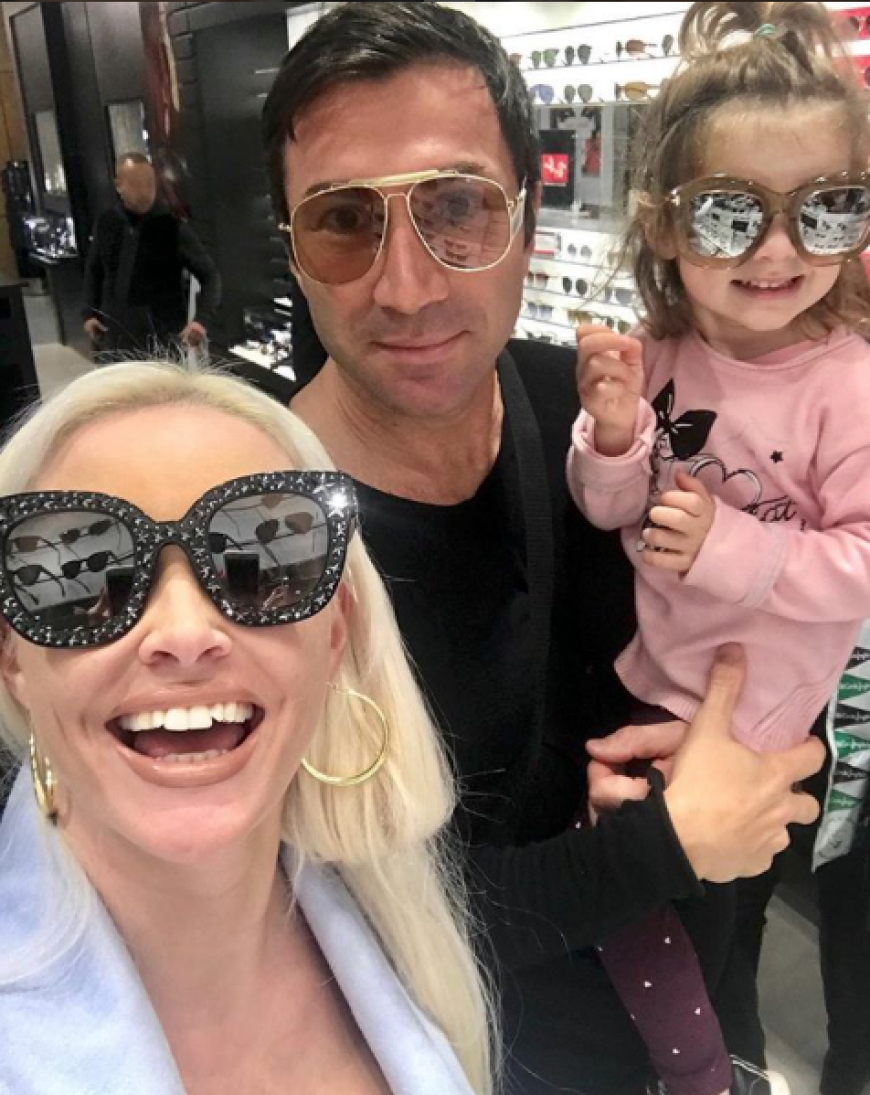 Die kleine Familie hat sichtlich Spaß beim Sonnenbrillen-Ausprobieren.