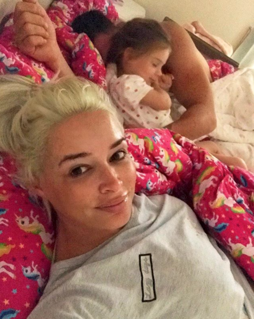 Awww - diesen kleinen Einblick ins Familienbettchen hält Daniela fest. Vater und Tochter schlummern friedlich.