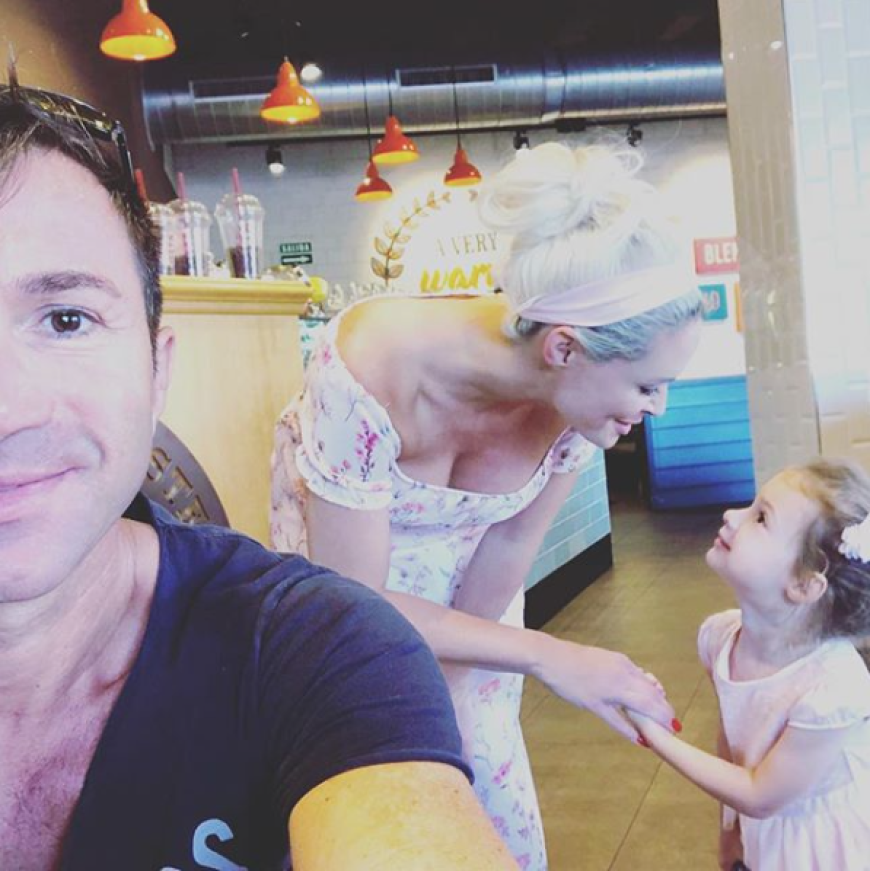Auch Papa Lucas kann Selfies! Mama und Töchterchen albern miteinander rum ...
