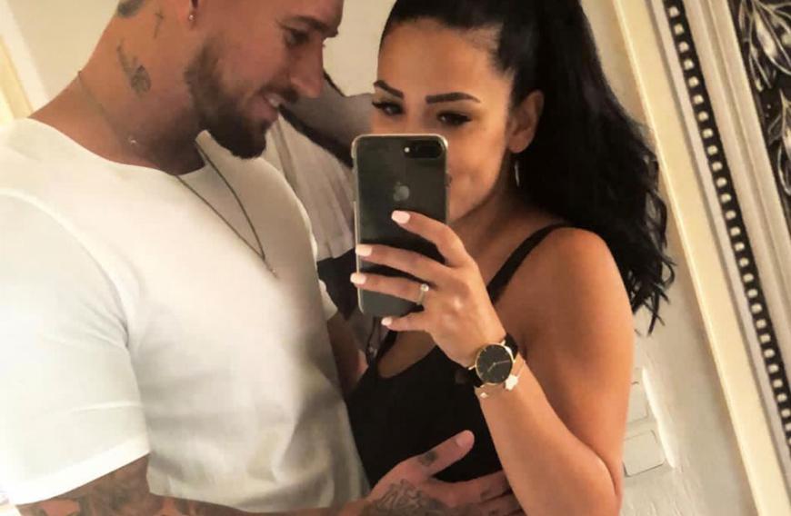 Was blitzt denn da an Elenas Finger? Hat Freund Mike Heiter ihr etwa einen Heiratsantrag gemacht?