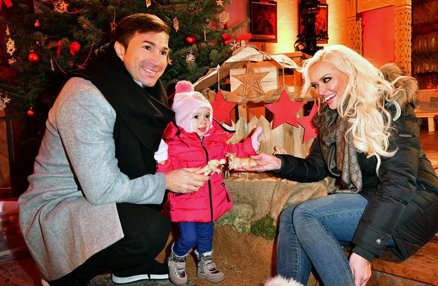 Auch süß mit Mützchen: Sophia mit ihren Eltern Weihnachten 2016.
