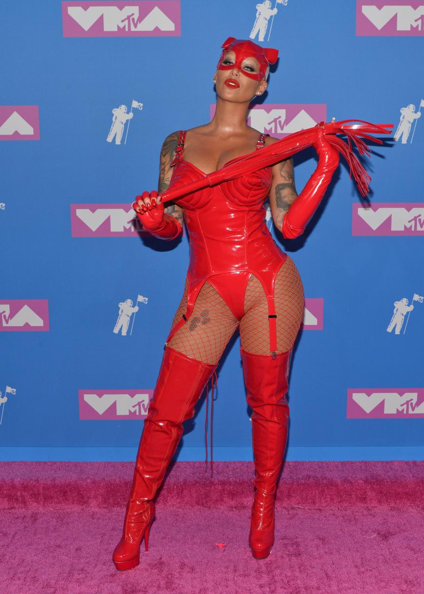 Nicht anders zu erwarten: Amber Rose erschien in einem rotfarbenen Latex-Outfit und ließ es sich nicht nehmen, damit aus der Menge der Stars herauszustechen.