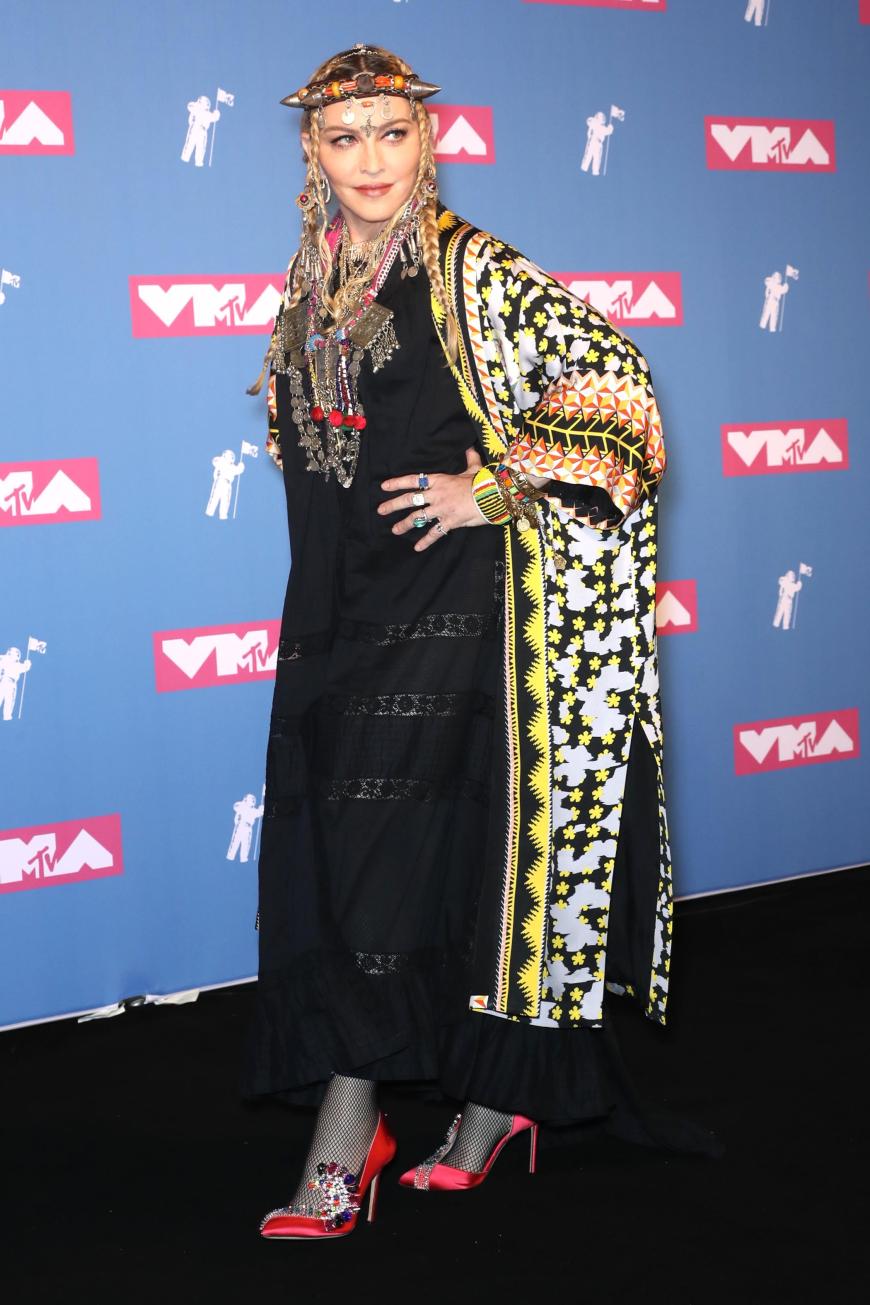 Huch?! In einem wahrlich außergewöhnlichen Dress mit extravagantem Kopfschmuck stolzierte Pop-Sängerin Madonna über den roten Teppich.