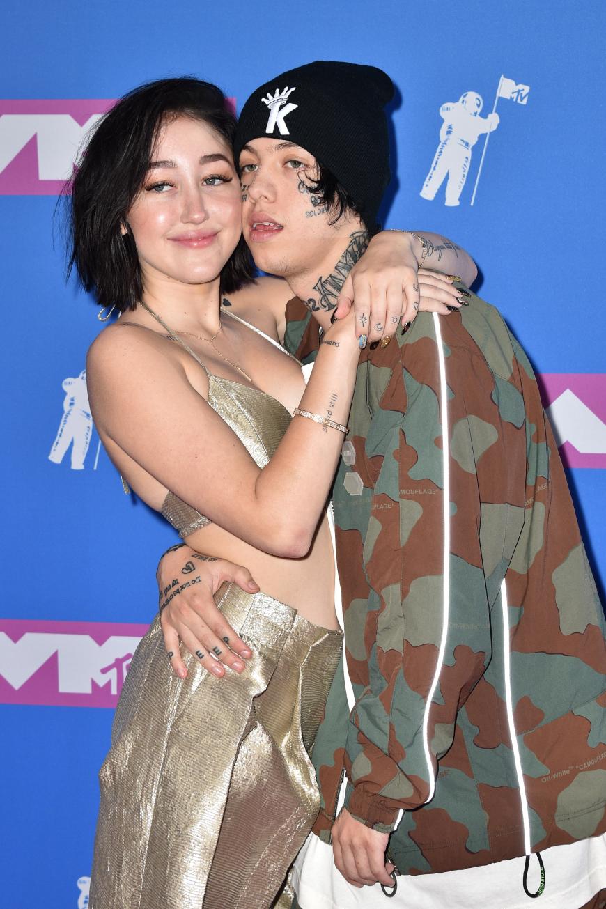 Miley Cyrus' Schwester Noah und ihr neuer Freund Lil Xa liefen als Paar über den Red Carpet.