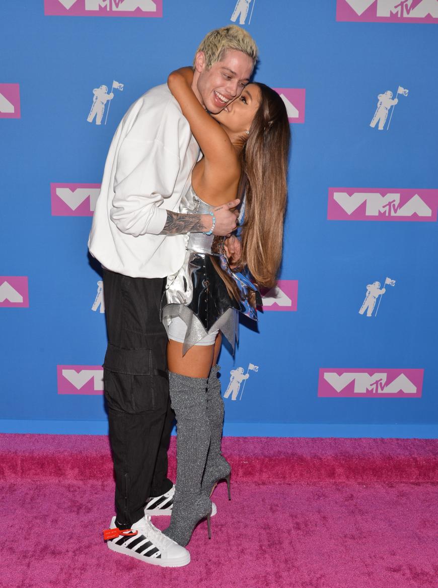 Pete Davidson und Ariana Grande waren eines der Red-Carpet-Highlights: Sie hatten ihren allerersten Paar-Auftritt auf dem roten Teppich! Und wie es sich für Frischveriebte und -verlobte gehört, knutschten und umarmten sich die zwei ununterbrochen. Hach, muss Liebe schön sein!