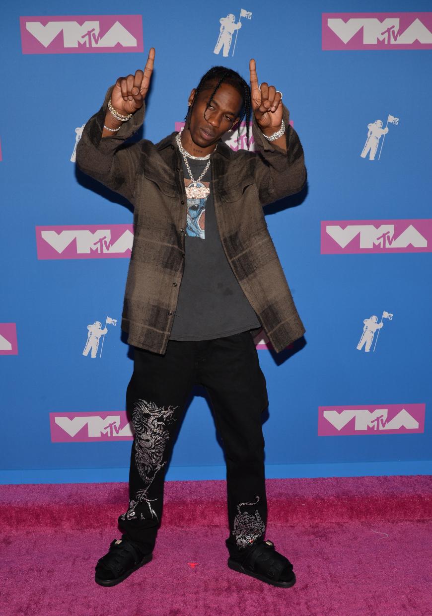 Der stolze Papa von Stormi Webster und Freund von Kylie Jenner, Travis Scott, posierte lässig für die anwesenden Fotografen.