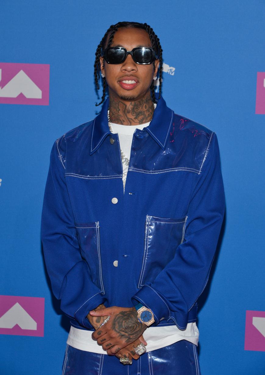 Tyga, Rapper und Ex-Freund von Kylie Jenner, kam in einem Jersey-Look zu den VMAs nach New York City. Wie er wohl auf seine ehemalige Partnerin und ihren neuen Boyfriend Travis Scott reagiert hat?